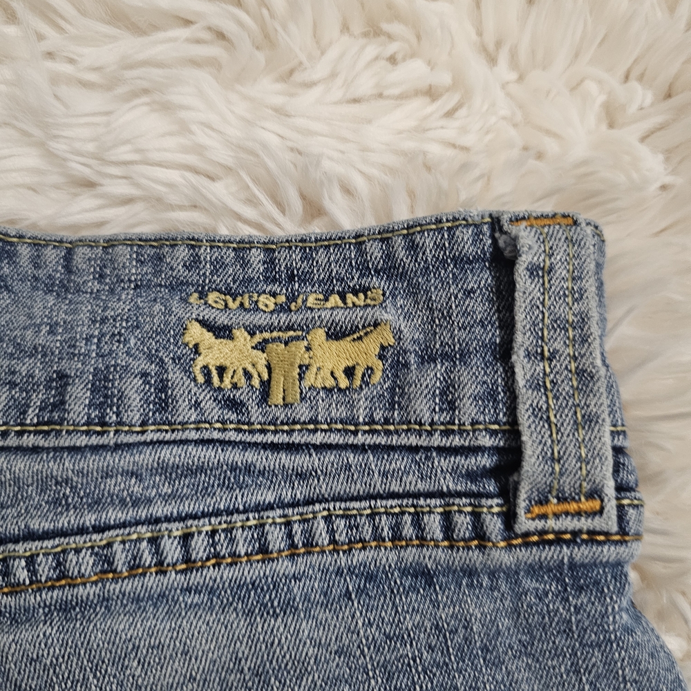 Vintage Levi's Blue Jean Shorts for Women - Picture 3 of 4